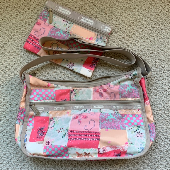 Lesportsac Handbags - 🎉 Classic Le Sportsac crossbody bag + handy pouch